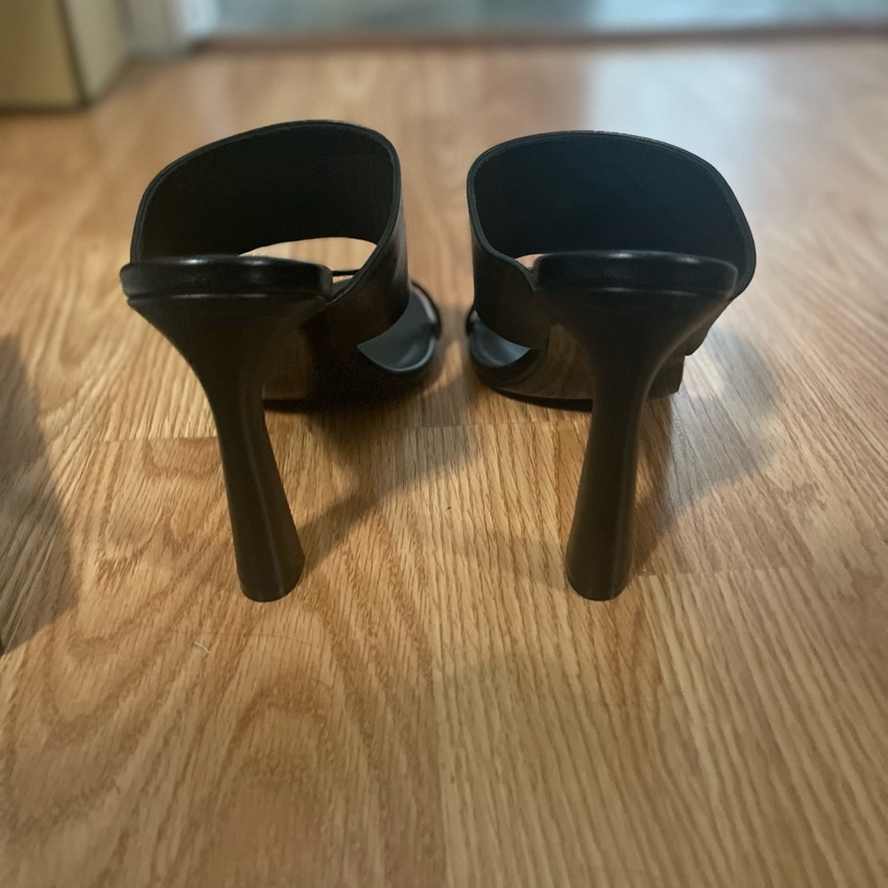 Versace Heels *Authentic* Bought from Versace Store. Size 40 (fits a size 9). - Picture 4 of 8